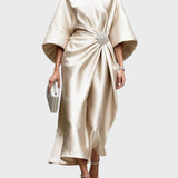 Saten Haljina s Bočnim Plisiranjem i Dekorativnom Kopčom