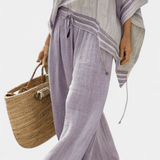 Bambusova bluzica s prugama, s otvorenim ramenima i širokim hlačama za elegantan i svjež stil