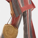 Oversize Daisy kombinezon od lanenog materijala s prugama u crvenoj koraljnoj i sivoj boji, modernog i udobnog stila