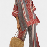 Oversize Daisy kombinezon od lanenog materijala s prugama u crvenoj koraljnoj i sivoj boji, modernog i udobnog stila