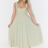 Elegantna Midi Haljina s Romantičnom Linijom