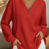 Vesna – Jednobojni pleteni pulover s V-izrezom i dekorativnim gumbima
