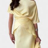 Sara Set s Topom s Ukriženim Trakama i Laganom Suknjom